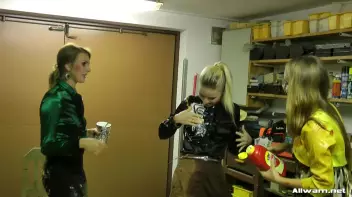 Wet And Messy Workshop Screencap 41 on www.sinx.com