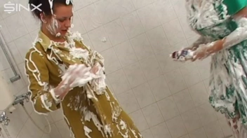 Two Messy Babes Covered In Foam Screencap 30 on www.sinx.com