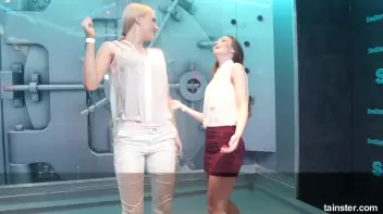 Spectacular wetlook dancing Screencap 1 on www.sinx.com