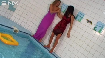 Catfighting Girls Get Soaked In The Pool Screencap 10 on www.sinx.com