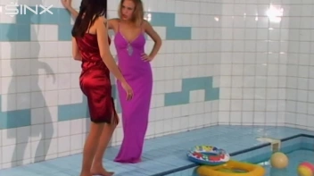 Catfighting Girls Get Soaked In The Pool Screencap 2 on www.sinx.com