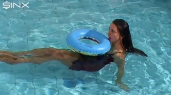 Catfighting Girls Get Soaked In The Pool Screencap 21 on www.sinx.com