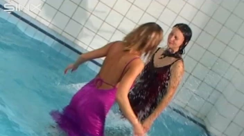 Catfighting Girls Get Soaked In The Pool Screencap 32 on www.sinx.com