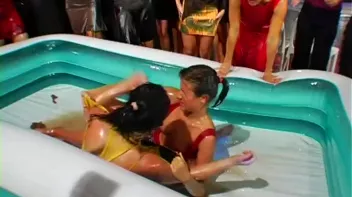 Katty vs. Julia Messy Fight Screencap 4 on www.sinx.com