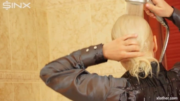 Clothed Sexy Blonde Lathers Up Her Hair Screencap 30 on www.sinx.com