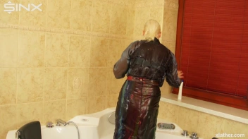 Clothed Sexy Blonde Lathers Up Her Hair Screencap 32 on www.sinx.com