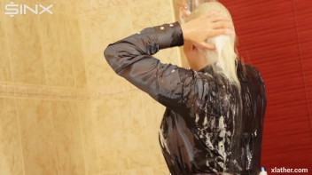 Clothed Sexy Blonde Lathers Up Her Hair Screencap 43 on www.sinx.com