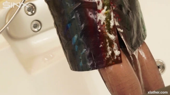 Clothed Sexy Blonde Lathers Up Her Hair Screencap 46 on www.sinx.com