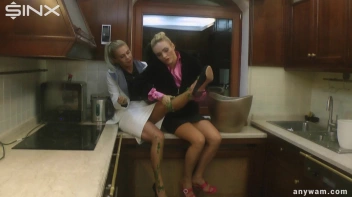 Wet and Messy Babes' Food Catfight Screencap 11 on www.sinx.com