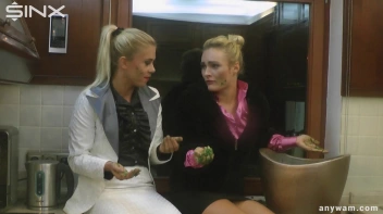 Wet and Messy Babes' Food Catfight Screencap 12 on www.sinx.com