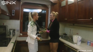 Wet and Messy Babes' Food Catfight Screencap 31 on www.sinx.com