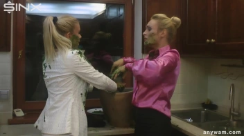 Wet and Messy Babes' Food Catfight Screencap 38 on www.sinx.com