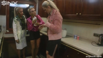 Wet and Messy Babes' Food Catfight Screencap 46 on www.sinx.com