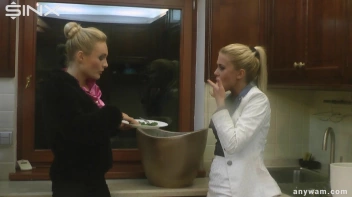 Wet and Messy Babes' Food Catfight Screencap 5 on www.sinx.com