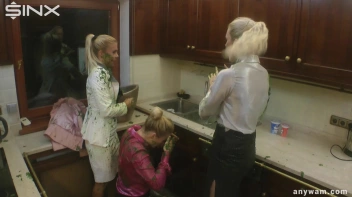 Wet and Messy Babes' Food Catfight Screencap 63 on www.sinx.com