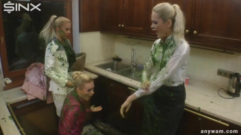 Wet and Messy Babes' Food Catfight Screencap 66 on www.sinx.com