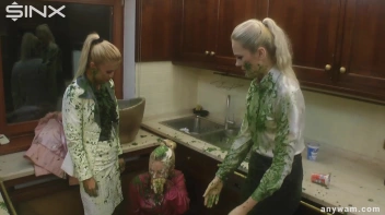 Wet and Messy Babes' Food Catfight Screencap 76 on www.sinx.com