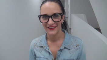 Vom Nachbarn vollgesaut mitten im Gemeindebau Screencap 2 on www.sinx.com