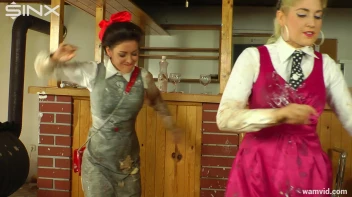 Two hot girls get messy with cake Screencap 15 on www.sinx.com