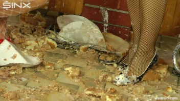 Two hot girls get messy with cake Screencap 24 on www.sinx.com