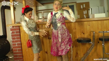 Two hot girls get messy with cake Screencap 25 on www.sinx.com