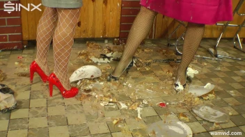 Two hot girls get messy with cake Screencap 4 on www.sinx.com