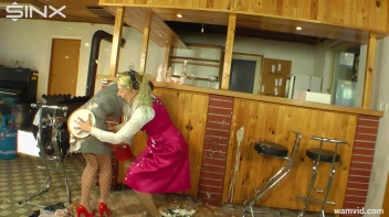 Two hot girls get messy with cake Screencap 6 on www.sinx.com