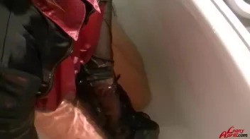 Taking A Piss Bath Screencap 19 on www.sinx.com