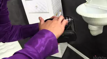 Wallet Full of Jizz Is Better Than Money! Screencap 3 on www.sinx.com